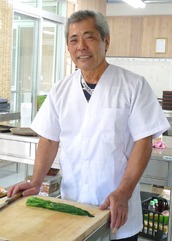 砂川 安男さん(57歳)体験工房「郷土料理」オーナー 砂川 安男さん(57歳)体験工房「郷土料理」オーナー