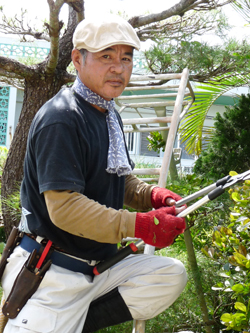 新井 功さん(51歳)庭師 平良字下里(鏡原) 新井 功さん(51歳)庭師 平良字下里(鏡原)