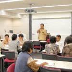 長年にわたり婦人会活動を支えた高里さん(左)に感謝状が贈られた 長年にわたり婦人会活動を支えた高里さん(左)に感謝状が贈られた