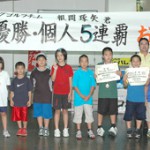 帰島した狩俣小のメンバーと個人戦優勝の根間君(左から9人目)=9日、宮古空港 帰島した狩俣小のメンバーと個人戦優勝の根間君(左から9人目)=9日、宮古空港