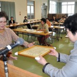 長年にわたり婦人会活動を支えた高里さん(左)に感謝状が贈られた 長年にわたり婦人会活動を支えた高里さん(左)に感謝状が贈られた