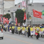300人が平和行進を行い恒久平和を訴えた=15日、宮古島市内 300人が平和行進を行い恒久平和を訴えた=15日、宮古島市内