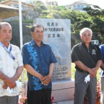 記念碑前で記念撮影する下地市長(右から2人目)=16日、佐良浜 記念碑前で記念撮影する下地市長(右から2人目)=16日、佐良浜
