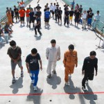平良側から1000㍍の地点にゴールする関係者ら=23日、平良側 平良側から1000㍍の地点にゴールする関係者ら=23日、平良側