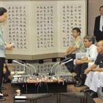 米軍普天間飛行場移設問題で仲井真知事(右)と会談する鳩山首相=23日午前、県庁知事応接室(代表撮影) 米軍普天間飛行場移設問題で仲井真知事(右)と会談する鳩山首相=23日午前、県庁知事応接室(代表撮影)
